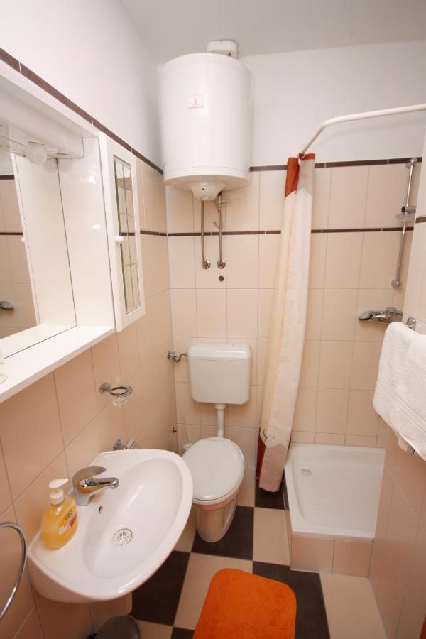 Apartments By The Sea Vinisce, Trogir - 5229 外观 照片