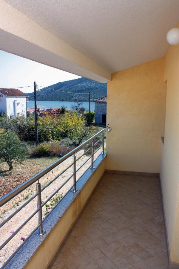 Apartments By The Sea Vinisce, Trogir - 5229 外观 照片