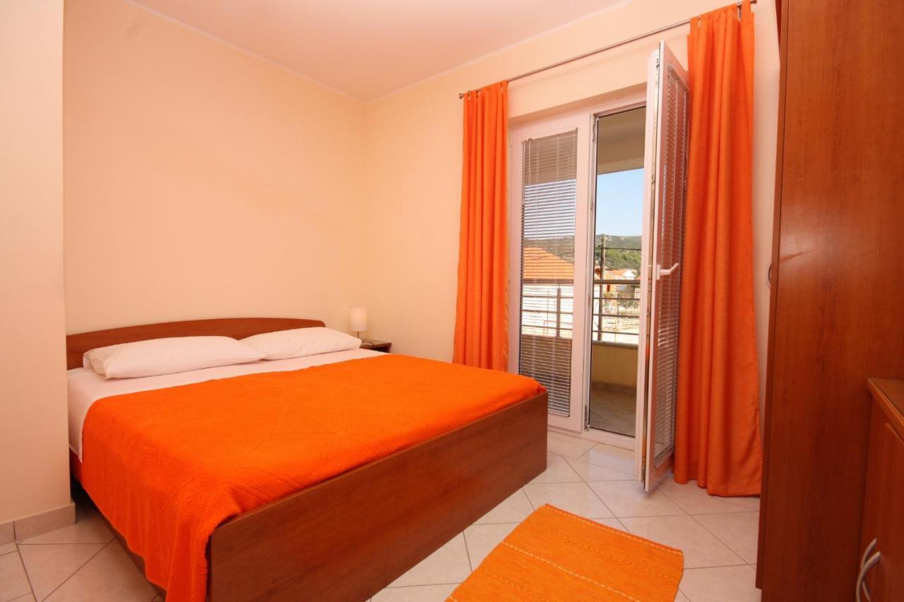 Apartments By The Sea Vinisce, Trogir - 5229 外观 照片